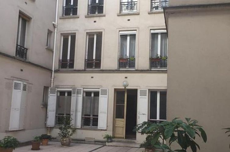 cosy rare 2 bedroom apartment around a private garden