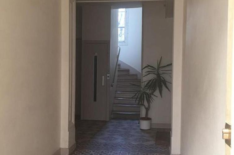 cosy rare 2 bedroom apartment around a private garden
