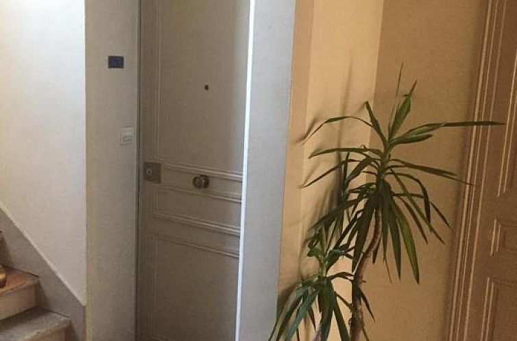 cosy rare 2 bedroom apartment around a private garden