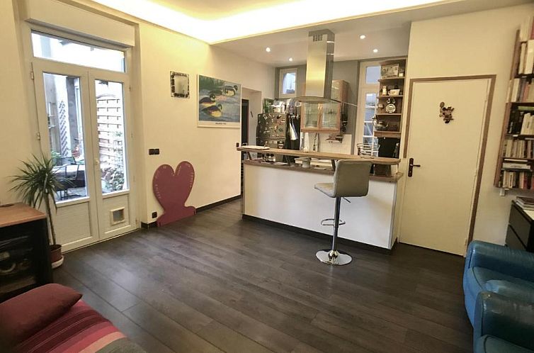 cosy rare 2 bedroom apartment around a private garden