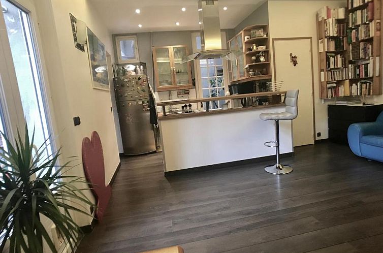 cosy rare 2 bedroom apartment around a private garden