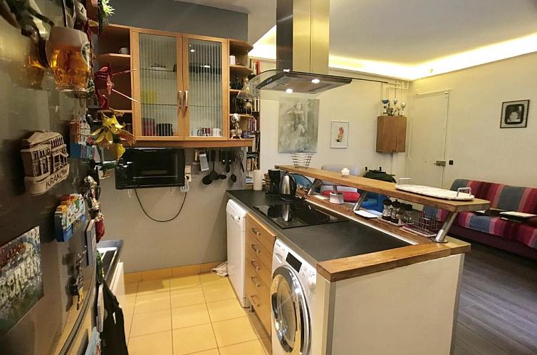 cosy rare 2 bedroom apartment around a private garden