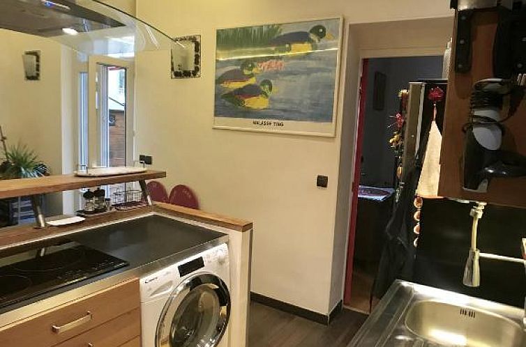 cosy rare 2 bedroom apartment around a private garden