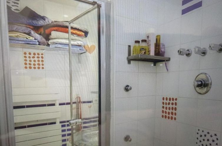 cosy rare 2 bedroom apartment around a private garden