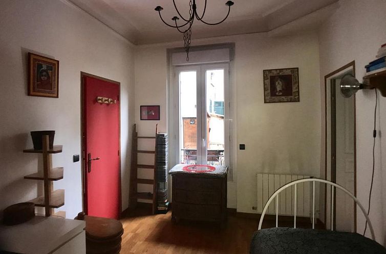 cosy rare 2 bedroom apartment around a private garden