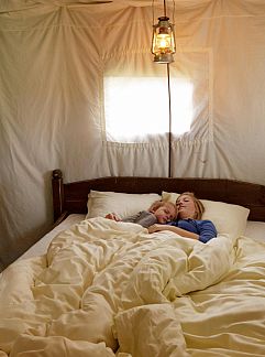 Zelthaus Tenthuisje met warme privédouche naast de tent, Butterleigh, England, Großbritannien