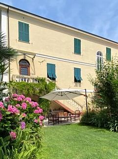 Apartment Appartement Villa in der Stadt-Privatparkplatz-Garten-6Gäst, Vallecrosia, Liguria, Italy