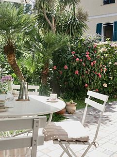 Apartment Appartement Antike Villa-Garten-Privatparkplatz-4 Gäste, Vallecrosia, Liguria, Italy