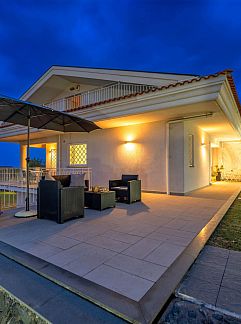 Logement de vacances Vakantiehuis Zyklopenhaus. Erstaunliche Aussicht und private, Aci Catena, Sicile, Italie