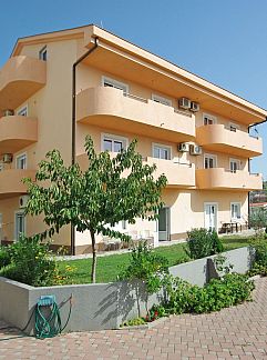 Appartement Appartement M Ganze Etage in einem geräumigen Haus mit Pool, Podstrana, Dalmatie, Croatie