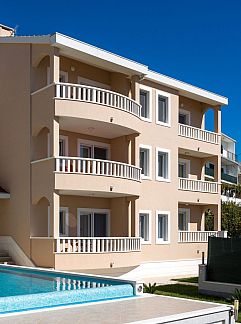 Appartement Appartement Große Ferienwohnung in Duće mit Privatem Balko, Dugi Rat, Dalmatien, Kroatien