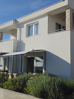 Apartment Appartement Komfortable Wohnung mit Balkon und Meerblick, Krneza, Dalmatia, Croatia