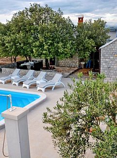 Ferienhaus Vakantiehuis mit Terrasse und Pool in herrlicher Naturlandsc, Brac/Pucisca, Dalmatien, Kroatien