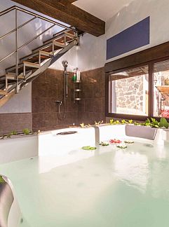 Ferienhaus Vakantiehuis Haus mit integrierter Felswand und Jacuzzi, Laroya, Andalusien, Spanien