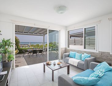 Vakantiehuis Moderne, geräumige Villa am Strand mit Pool