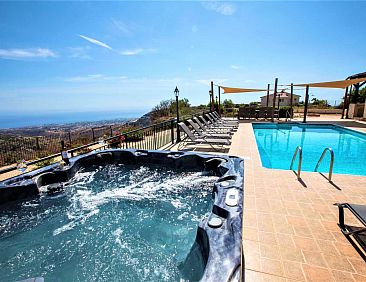 Vakantiehuis Villa mit Blick auf die Berge und Whirlpool