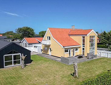 Vakantiehuis "Meike" - 700m from the sea