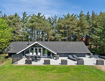 Vakantiehuis "Hjalmara" - 900m from the sea