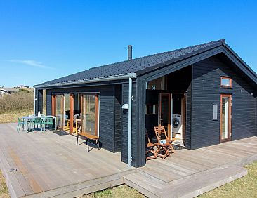 Vakantiehuis "Tuire" - 250m from the sea