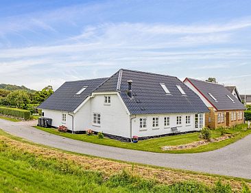 Vakantiehuis "Yorik" - 1.6km from the sea