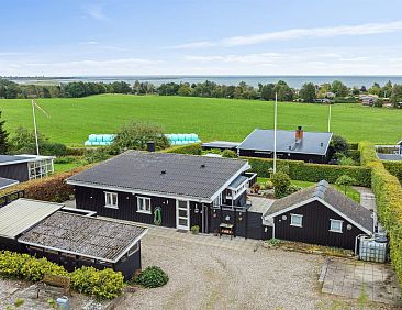 Vakantiehuis "Yngvy" - 500m from the sea