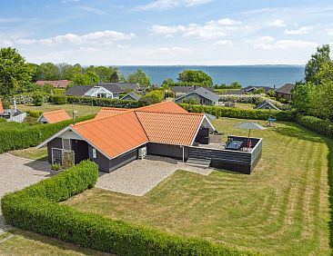 Vakantiehuis "Ilja" - 400m from the sea