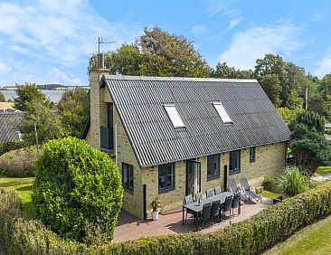 Vakantiehuis "Ina" - 210m from the sea