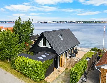 Vakantiehuis "Yngvy" - 10m from the sea