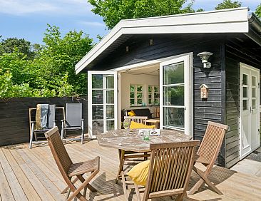 Vakantiehuis "Riana" - 700m from the sea