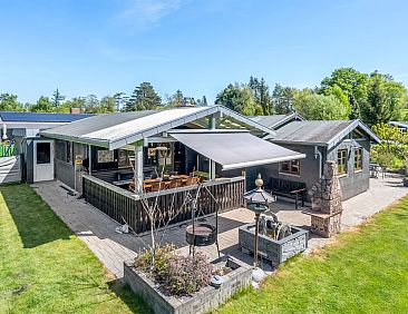 Vakantiehuis "Eljena" - 550m from the sea