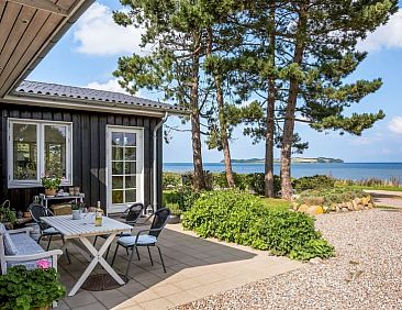 Vakantiehuis "Varma" - 25m from the sea