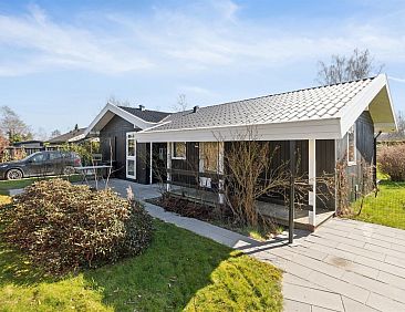 Vakantiehuis "Ingelis" - 1.2km from the sea