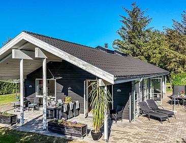 Vakantiehuis "Shania" - 300m from the sea