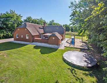 Vakantiehuis "Thana" - 1.4km from the sea