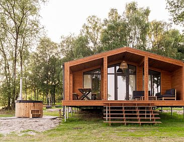 Lake House Scandi + hottub