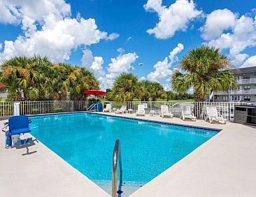 Magic Castle Inn &amp; Suites Motel