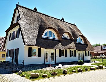 Vakantiehuis Traumhafte Reetdach-Doppelhaushälfte mit Garte