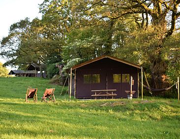 Tenthuisje met warme privédouche naast de tent