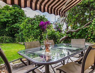 Elegant apartment, Port 2' walk, private garden
