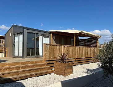 Premium Stacaravan Large met heuvelachtige ligging