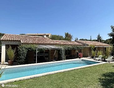 Huis met zwembad in Gordes Manetin