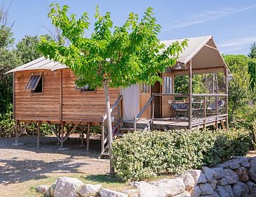 «Lodgehut op palen»
