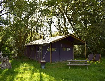 Tenthuisje met warme privédouche naast de tent