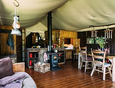 Tenthuisje met warme privédouche naast de tent met Hottub