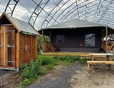 Overkapt Tenthuisje met warme privédouche naast de tent