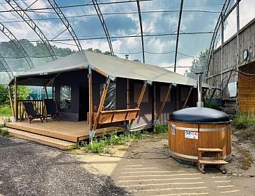 Overkapt Tenthuisje met warme privédouche naast de tent met