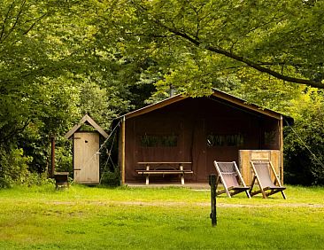 Tenthuisje naast de tent
