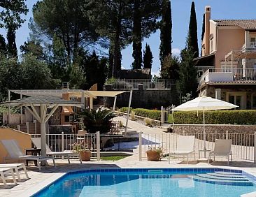 Villa St. Nicholas House met zwembad