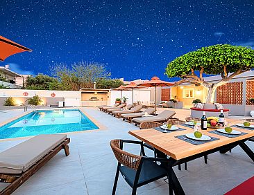 Vakantiehuis mit Privatpool für 24 Personen in Paralia Kour