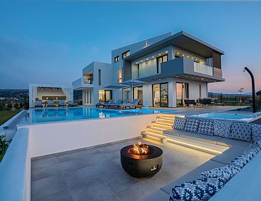 Vakantiehuis Lux-Villa mit Innen- und Außenpool, BBQ und Fi